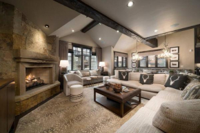 NEW LISTING! A Shock Hill Chalet! Views, Hot Tub, Fireplaces, 1 minute to Gondola!